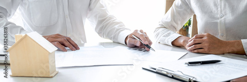 Photographie Estate broker agent presenting and consult to customer to decision making sign i