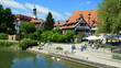 romantischer Platz am Neckar in Rottenburg mit Besuchern im Biergarten unter blauem Himmel