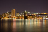 Fototapeta  - Brooklyn Bridge in New York City im Winter am Abend bei Dunkelheit