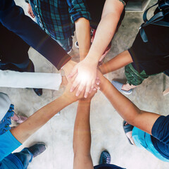 smooth focus and soft focus,investors and the handshake team together after the meeting to summarize