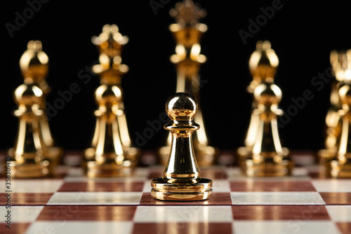 Fotografía Golden chess figures standing on chessboard