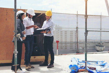 Team engineers are inspecting the machines in the container to make sure they meet the specifications before they are installed.