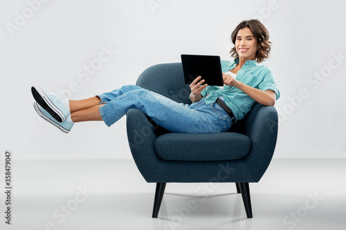 Fotomural people and technology concept - portrait of happy smiling young woman with table