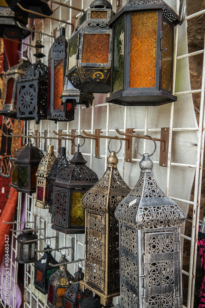 Stylowe arabskie lampy na stoisku na targu w Dubaju - obrazy, fototapety, plakaty 