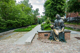 Fototapeta  - Olsztyn Warmia Mazury Mikołaj Kopernik Posąg rzeźba pomnik drzewa park