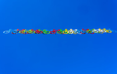 Poster - Guirlande décorative de petits vélos sur fond de ciel