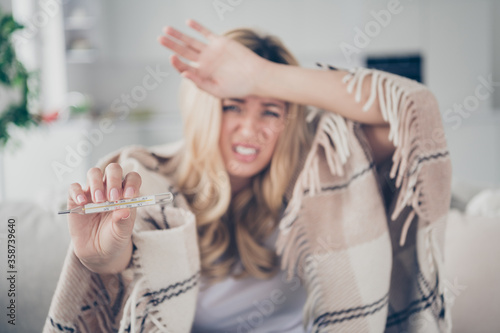 Fotografía Photo of beautiful suffering house wife lady stay home quarantine covered checke