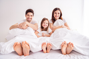 Poster - Photo of happy family barefoot legs mommy daddy kid lying sheets sleeping awakening morning spend together quarantine weekend saturday sunday self isolation bedroom indoors