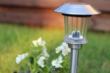 Fototapeta Lawenda - lampa solarna w ogródku
