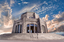 Vista House, Oregon, USA Is A Museum At Crown Point In Multnomah County, Oregon, That Also Serves As A Memorial To Oregon Pioneers