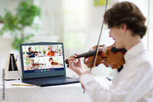 Cuadros en Lienzo Violin lesson online. Music remote tuition.