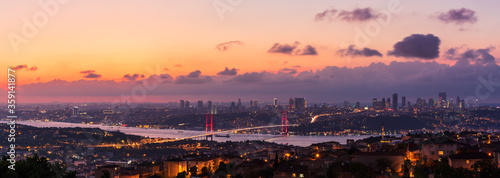 Fotografía Bosporus Bridge in the skyline of Istanbul, sunset sky view, Turkey