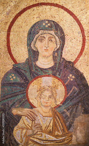 Fotografía Virgin Mary with child - ancient Byzantine apse mosaic closeup in the Hagia Sophia, dated in 867