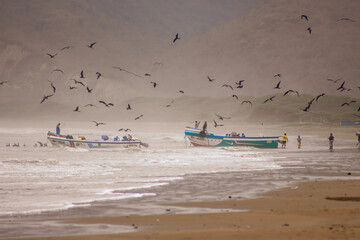 Pesqueros en playa de ecuador