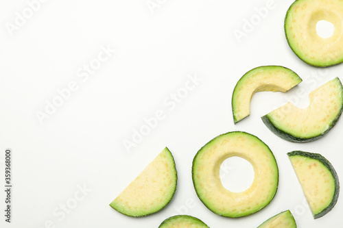 Fotografía Flat lay with avocado slices on white background, top view