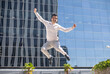 © miguel - Joven exitoso en el entorno laboral muy feliz saltando para celebrar un ascenso en el trabajo