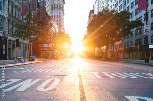 Fotografía Empty view of 14th Street from Union Square Park in New York City with sunset sh