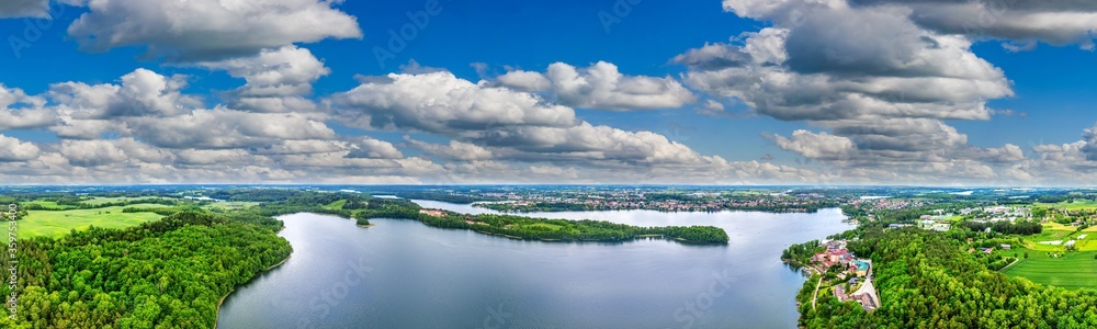 Panorama z lotu ptaka jeziora Czos w Mrągowie   - obrazy, fototapety, plakaty 