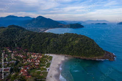 Fotografía lindas imagens aéreas da praia do Engenho, litoral Norte de São Paulo