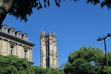 Wall Mural - Tour Saint Jaques et immeuble parisien. Ciel bleu et arbre.