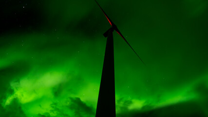 Windrad mit Polarlichter über Havoysund, Finnmark, Norwegen