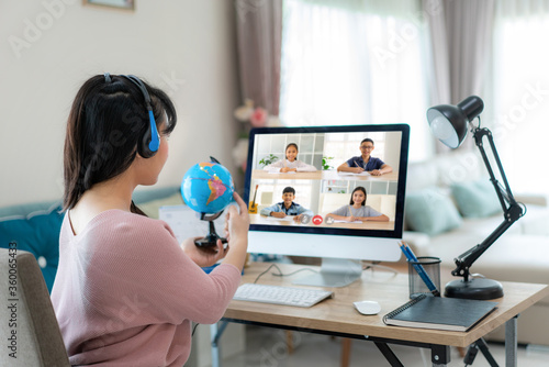 Fotografía Asian woman teacher teaching geography via video conference e-learning and cheerful elementary school student looking at globe, Homeschooling and distance learning ,online ,education and internet