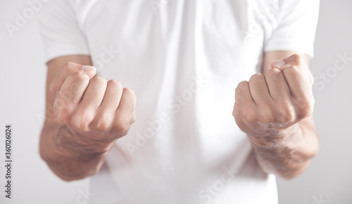 Fotomural Caucasian angry man threatening with fists.
