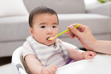 Canvas Print - 離乳食を食べる赤ちゃん