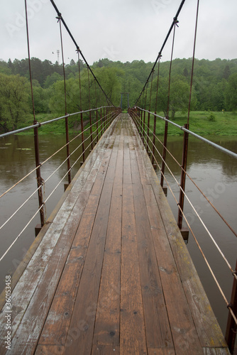 Plakat most wiszący  wiszacy-most-nad-rzeka-w-deszczowy-dzien