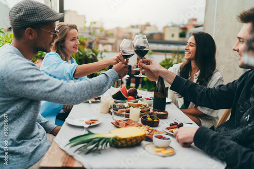 Fotomural Group of happy people celebrating outdoors, Multiethnic group of young positive