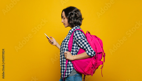 Фрилансер женщина среднего возраста. Dishonest student. School student. Студенты обучение за компьютером. Молодежь в современном обществе.