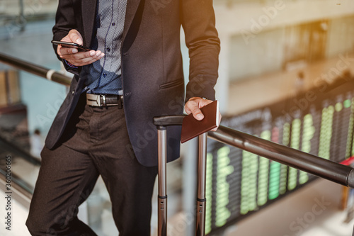 Fotografía Businessman moving to terminal gate by escalator for check in boarding with luggage at the airport