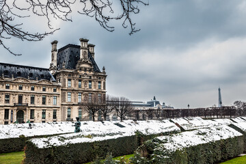 Wall Mural - The Louvre Museum in a freezing winter day just before spring