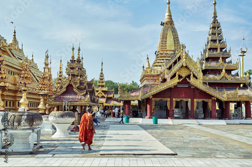 Fotomural Buddhist monk walking near Shwezigon Pagoda