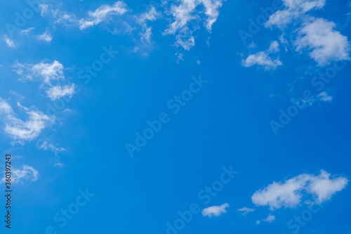写真素材 青空 空 初夏の空 背景 背景素材 6月 コピースペース Fotografiya Stock Adobe Stock