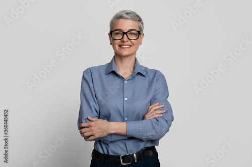 Fotografía Portrait Of Attractive Mature Businesswoman In Stylish Eyeglasses Posing With Fo
