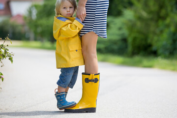 Poster - Mother and toddler child, boy, playing in the rain