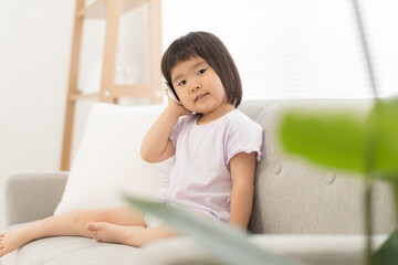 Sticker - スマートフォンで電話をかける3歳の子供