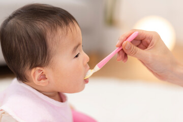 Poster - 赤ちゃんに離乳食を食べさせる