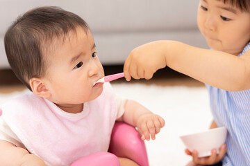 Sticker - 赤ちゃんに離乳食を食べさせる