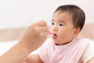 Sticker - 赤ちゃんに離乳食を食べさせる