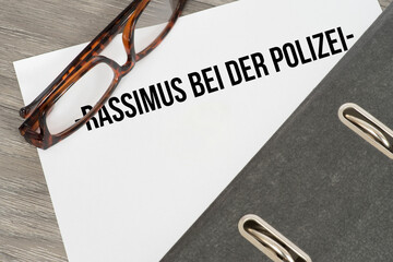 Wall Mural - Ein Ordner Rassismus bei der Polizei