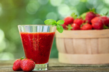 Wall Mural - strawberry cocktail in glass