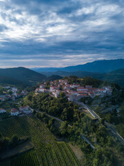Fototapete - Village en Slovénie, par drone