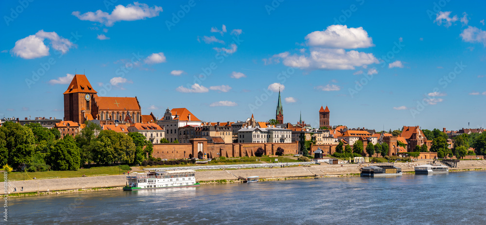 Obraz na płótnie Panorama of the historic old town in Torun on a beautiful sunny day w salonie