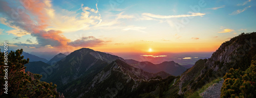 Fotomural Panorama Sonnenuntergang am Herzogstand, Blick zu Staffelsee und Riegsee