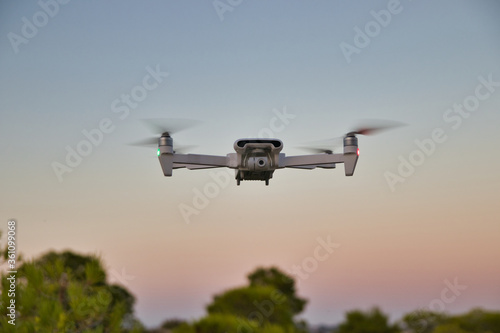 drone volando al atardecer en la hora dorada con colores bonitos
