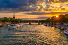 Sunset View Of Eiffel Tower And Seine River In Paris, France. Eiffel Tower Is One Of The Most Iconic Landmarks Of Paris. Cityscape Of Paris