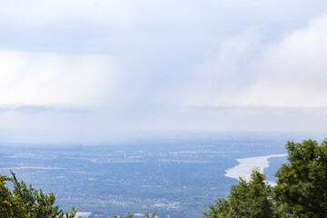 regen aus schönen wolken bei der donau in ungarn