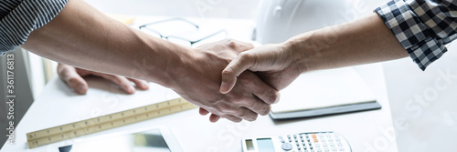 Fotomural Two engineer shaking hands after consultation and conference new project